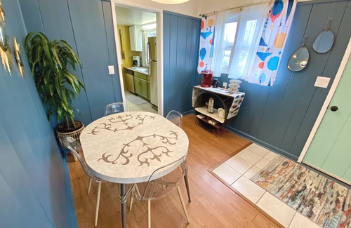North East House | Retro & romantic 2BR bungalow, Lake Erie living, wineries, beaches