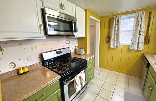 North East House | Retro & romantic 2BR bungalow, Lake Erie living, wineries, beaches