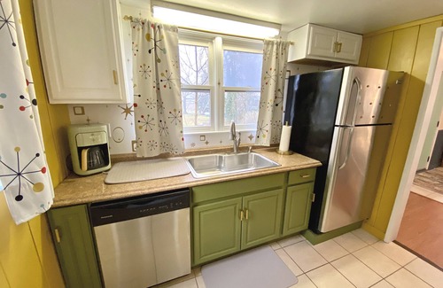 North East House | Retro & romantic 2BR bungalow, Lake Erie living, wineries, beaches