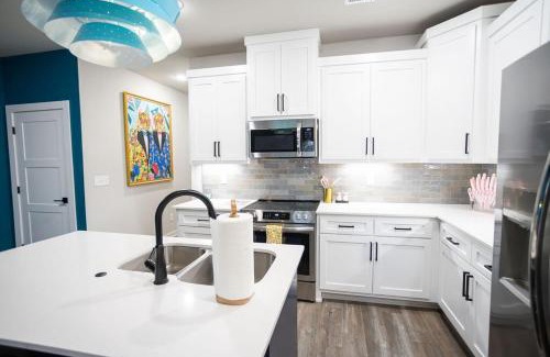 Broken Arrow House | Retro Rose Retreat-Rose District