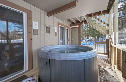 Bessemer Villa | Retro Summer Getaway I Alpen Villas at Powderhorn Mountain