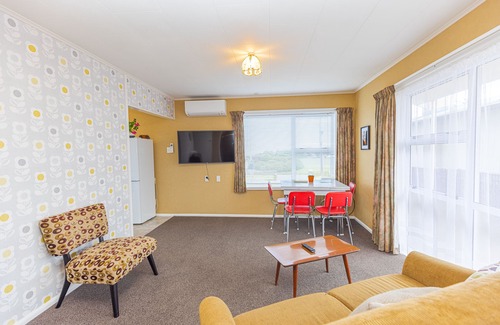 Castlecliff House | Retro vibe 2 bedroom house across from Castlecliff beach