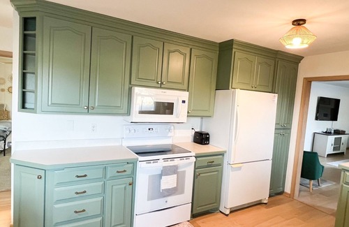 Chaska House | Retro vibes 4-bedroom home in Chaska with WiFi, AC, bike