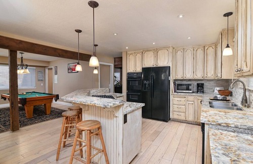 Round Hill Village House | RH465- Ultimate Mountain Retreat