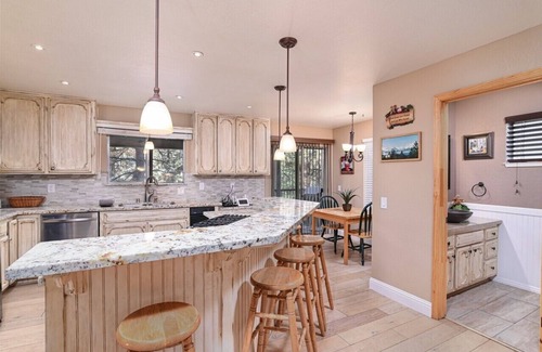 Round Hill Village House | RH465- Ultimate Mountain Retreat