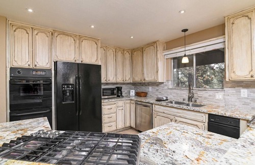 Round Hill Village House | RH465- Ultimate Mountain Retreat