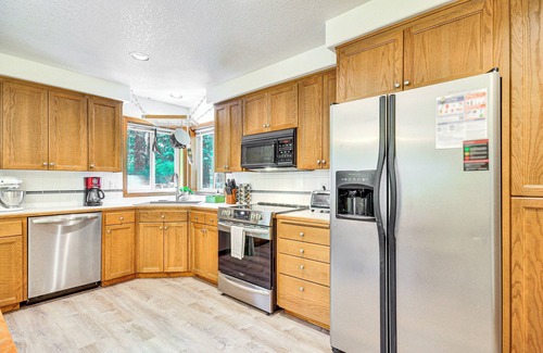 Brightwood House | Rhododendron Retreat w/Hot Tub: Steps to River!