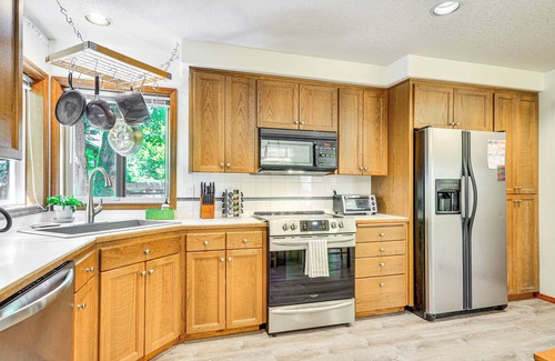 Brightwood House | Rhododendron Retreat w/Hot Tub: Steps to River!