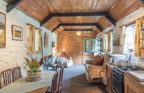 New Moat Cottage | Rhyd y Brown Cottage, Llys Y Fran