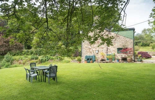 New Moat Cottage | Rhyd y Brown Farmhouse, Llys Y Fran