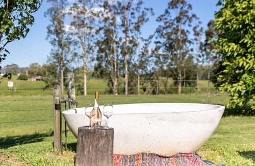 Woodville Cottage | Ribba Cottage - Riverfront Cottage with Outdoor Bath