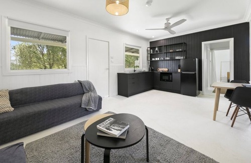 Woodville Cottage | Ribba Cottage - Riverfront Cottage with Outdoor Bath