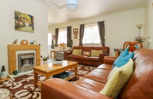 Burythorpe Cottage | RICHMOND COTTAGE, pet friendly, with a garden in Malton