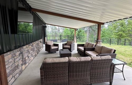 Kirby House | Ridgeview at Kirby Landing - Sleeps 14- 1 mile to boat landing at Lake Greeson