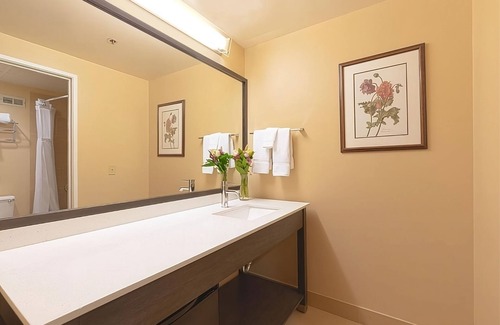 Wenatchee Hotel | Right Near Downtown! Walk to Shops & Restaurants, FREE Parking, Pool Access