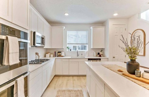 American Fork House | Right off i15, Rooftop Patio, BBQ Grill!