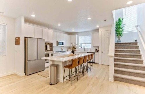 American Fork House | Right off i15, Rooftop Patio, BBQ Grill!