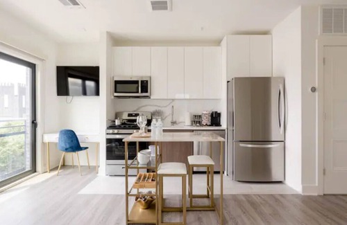 Central Business District Apartment | Ritzy Downtown Studio Apt/FREE PARKING