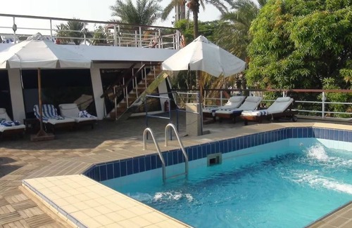 Al-Basatin Hotel | River Boat - Single Room