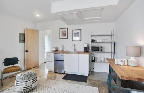 Black Pearl House | River Breeze Quiet & Modern Black Pearl Apartment
