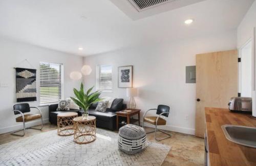 Black Pearl House | River Breeze Quiet & Modern Black Pearl Apartment