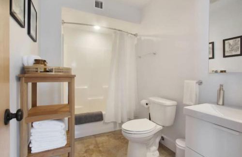 Black Pearl House | River Breeze Quiet & Modern Black Pearl Apartment
