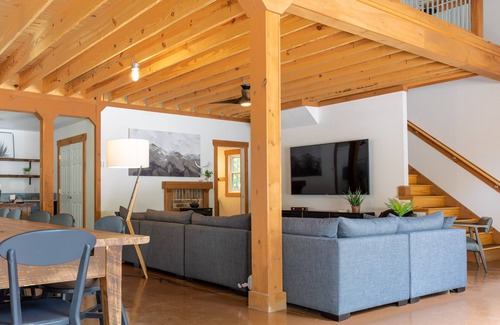 Lovingston House | River Estate 2 homes + Lodge, 120 acres, Hot tub, Sauna, minutes from wineries