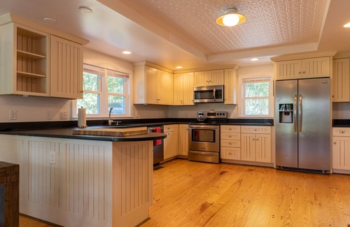 Lovingston House | River Estate 2 homes + Lodge, 120 acres, Hot tub, Sauna, minutes from wineries
