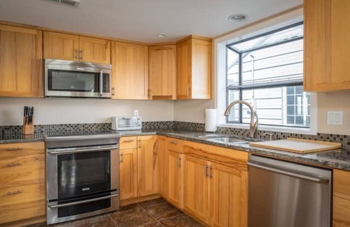 Scappoose Boat Rental | River Fox Floating Home in Scappoose Or. 3 bd, 2 bth.