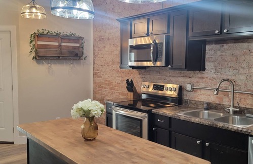 Oak Harbor House | River Front Apartment. 40 min to Cedar Point/Lake Erie/Put-In-Bay!
