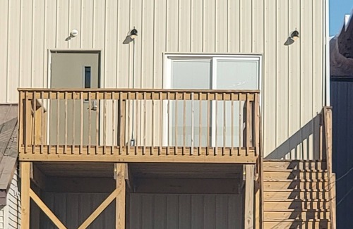 Oak Harbor House | River Front Apartment. 40 min to Cedar Point/Lake Erie/Put-In-Bay!