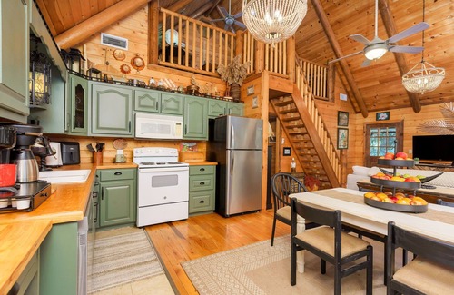 McComb Cabin | ❤️ River fun, log cabin, family/couples retreat!
