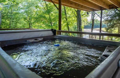 Glenwood House | River Lodge Escape with Hot Tub