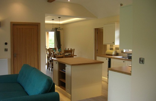 Hundred House Cabin | River Lodge 5 star Lodge sleeps 6 in 3 king bedrooms with Hot Tub under cover.
