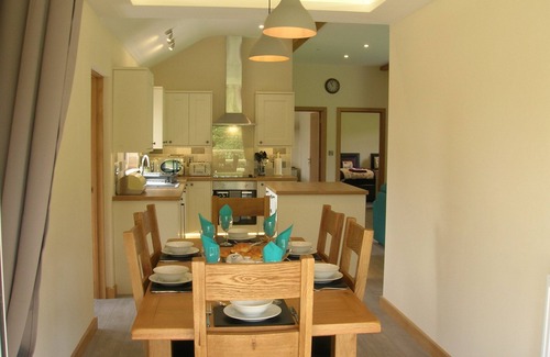 Hundred House Cabin | River Lodge 5 star Lodge sleeps 6 in 3 king bedrooms with Hot Tub under cover.