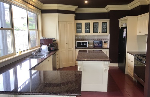 Warrnambool House | River Lodge, Large house on the Hopkins River