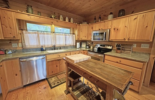 Hot Springs Cabin | River Magic, Romantic Luxury Log Cabin with Hot Tub