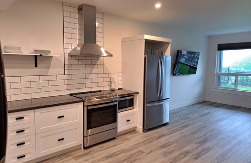 Agassiz House | River & Mountain View, Cliffside, Ground Floor Suite. 2 King Beds Private Patio.