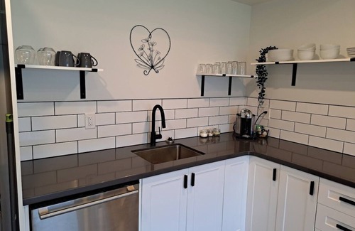 Agassiz House | River & Mountain View, Cliffside, Ground Floor Suite. 2 King Beds Private Patio.