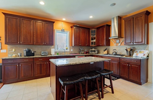 Beacon House | River & Mountain Views - Hot Tub - Arcade - Pool Table - Bar