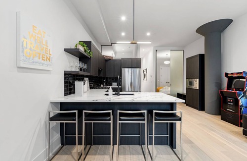 West Town Apartment | River North Central Home With Balcony