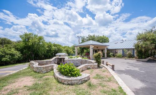 Bandera Hotel | RIVER OAK INN