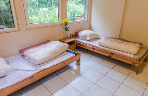 Zator Resort | River Park Domki Wśród Drzew Wzdłuż Rzeki