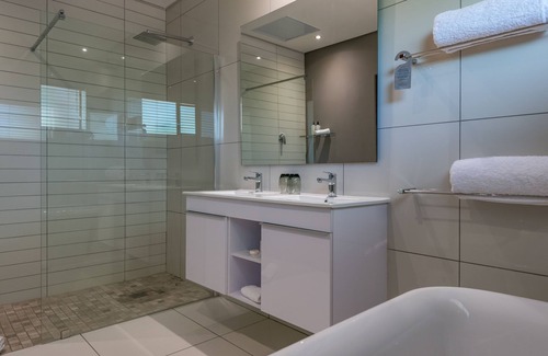 Upington House | River Place Manor