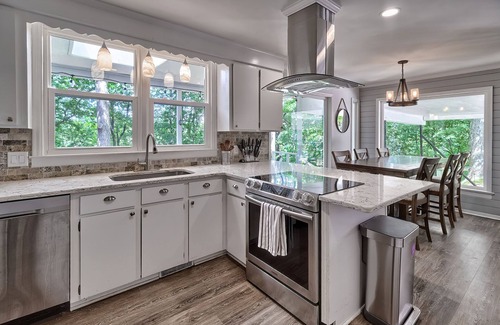 State Park House | River Retreat-Treetop waterfront home, big views!