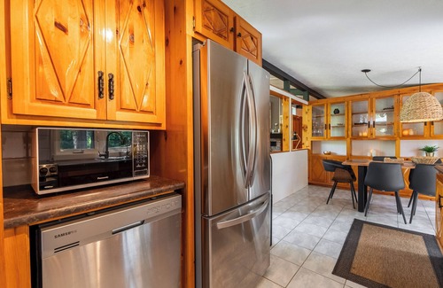 Mauricie Ski Chalet | River's Edge Chalet | Spa | BBQ | Riverside