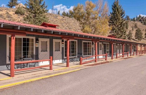 Almont House | River's Edge Retreat: Your Launchpad for Colorado's Outdoor Wonders