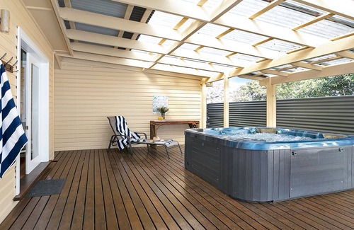 Shoalhaven Heads House | River Shack – absolute river frontage looking across to Comerong Island