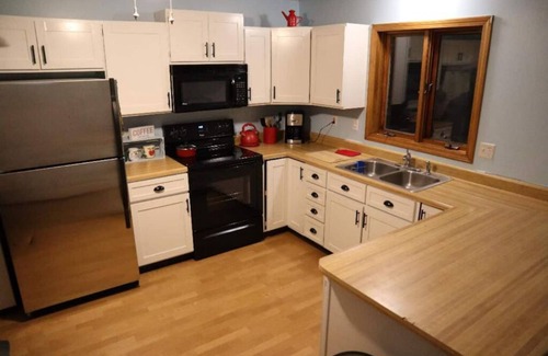 Pine Meadow House | River tubes, electric bikes, kayaks, skiing, more n2 minutes to the river