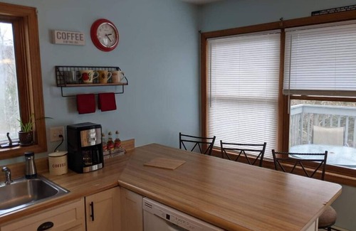 Pine Meadow House | River tubes, electric bikes, kayaks, skiing, more n2 minutes to the river